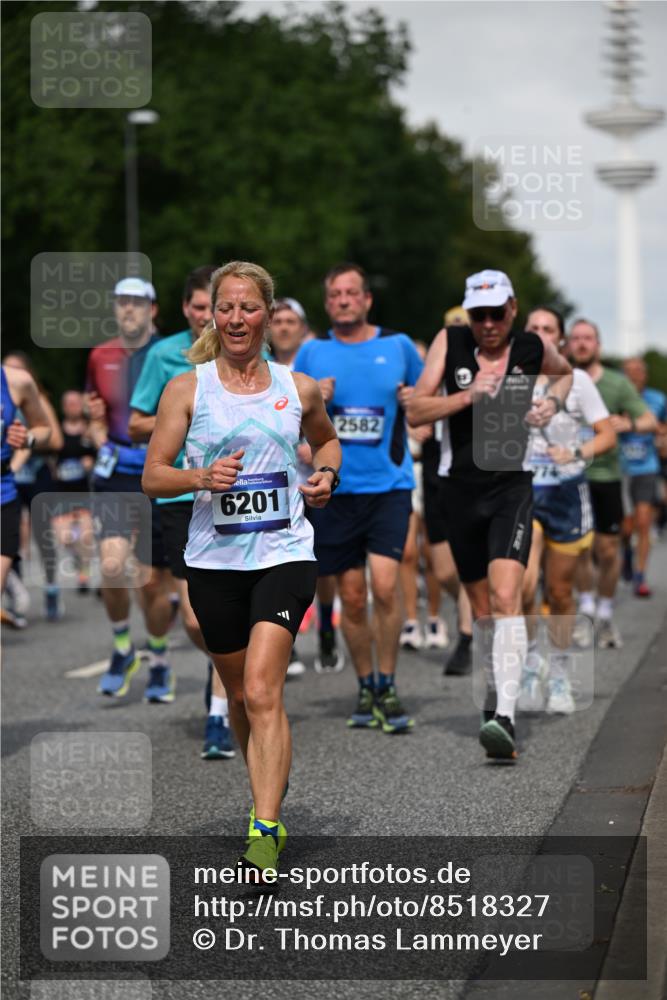 29.06.2025 - hella hamburg halbmarathon Dr. Thomas Lammeyer http://msf.ph/oto/8518327 29.06.2025 10:04:20 Kennedybrücke 1019, 1180, 1239, 1264, 1583, 2027, 2086, 2159, 2346, 2426, 2447, 2474, 2582, 2584, 2606, 2652, 2677, 2730, 2982, 3042, 3059, 3112, 3319, 3400, 3794, 3861, 3898, 4013, 4419, 4579, 4594, 4767, 4796, 4940, 5643, 5728, 6082, 6084, 6104, 6174, 6201, 6220, 6260, 6443, 6462, 6470, 6602, 6636, 7159, 7717, 7824, 8531, 8669, 8730, 9450, 9485, 9611, 9622, 10044, 10268, 10337, 10534, 10582, 10587, 10599, 10665, 10742, 10759, 10766, 11083, 11159, 11366 meine-sportfotos.de