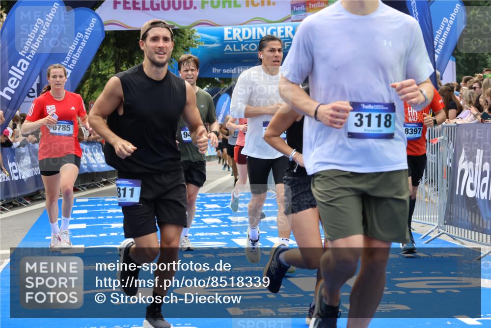29.06.2025 - hella hamburg halbmarathon Strokosch-Dieckow http://msf.ph/oto/8518339 29.06.2025 11:22:37 Ziel 1145, 2101, 3118, 3321, 5811, 5812, 6785, 8181, 8761, 9499, 11478, 11756, 12018, 12042, 14314, 14344, 14793, 15123, 16618, 18397, 19192 meine-sportfotos.de