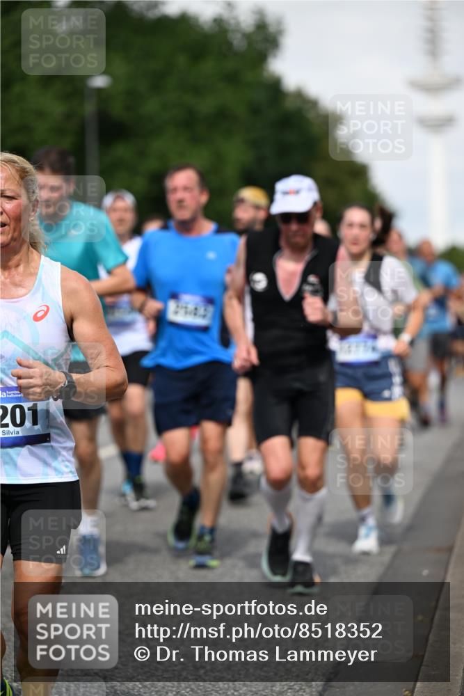 29.06.2025 - hella hamburg halbmarathon Dr. Thomas Lammeyer http://msf.ph/oto/8518352 29.06.2025 10:04:21 Kennedybrücke 1019, 1180, 1239, 1264, 1583, 2027, 2086, 2159, 2346, 2426, 2447, 2474, 2582, 2584, 2606, 2652, 2730, 2982, 3042, 3059, 3112, 3319, 3400, 3794, 3861, 3898, 4013, 4419, 4579, 4594, 4767, 4796, 4940, 5643, 5728, 6082, 6084, 6104, 6174, 6201, 6220, 6260, 6443, 6462, 6470, 6602, 6636, 7159, 7717, 7824, 8531, 8669, 8730, 9450, 9485, 9611, 9622, 10044, 10268, 10337, 10534, 10582, 10587, 10599, 10665, 10742, 10759, 10766, 11083, 11159, 11366 meine-sportfotos.de