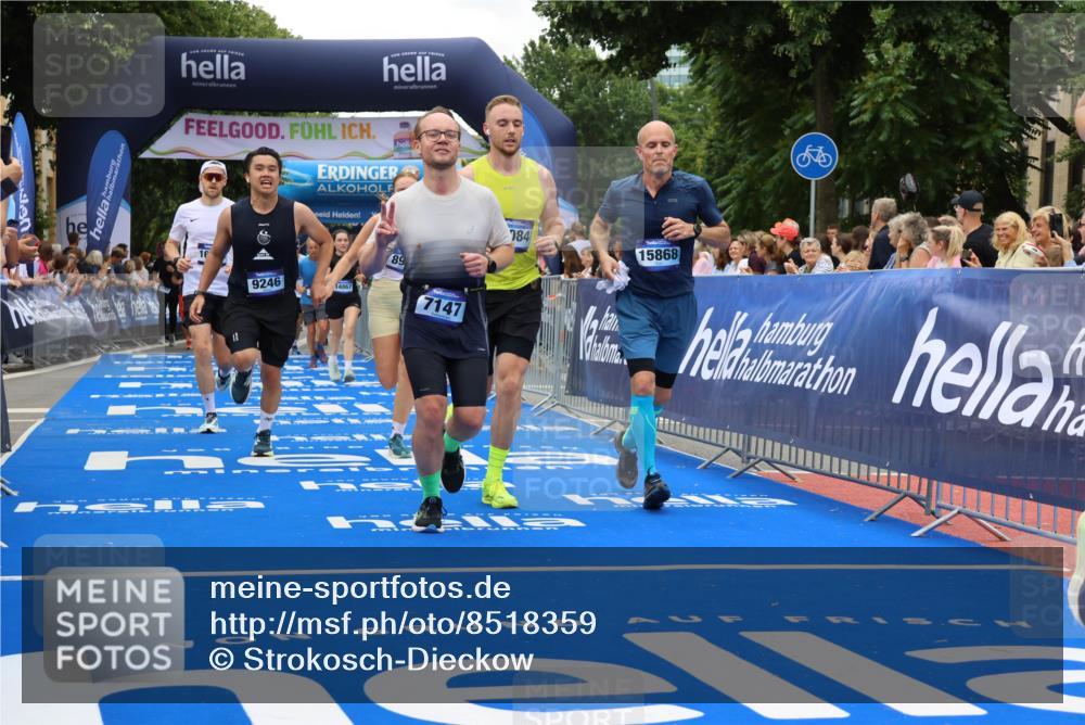 29.06.2025 - hella hamburg halbmarathon Strokosch-Dieckow http://msf.ph/oto/8518359 29.06.2025 10:55:55 Ziel 1179, 1180, 2612, 3042, 3256, 3668, 4772, 7147, 7976, 8968, 9246, 10084, 13474, 14867, 15184, 15868, 15884, 16176, 18125, 18867 meine-sportfotos.de