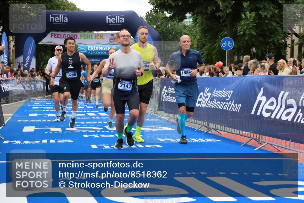 29.06.2025 - hella hamburg halbmarathon Strokosch-Dieckow http://msf.ph/oto/8518362 29.06.2025 10:55:56 Ziel 1179, 1180, 2612, 3042, 3058, 3256, 3668, 4772, 7147, 7976, 8968, 9246, 10084, 14867, 15184, 15868, 15884, 16176, 18212, 18867 meine-sportfotos.de