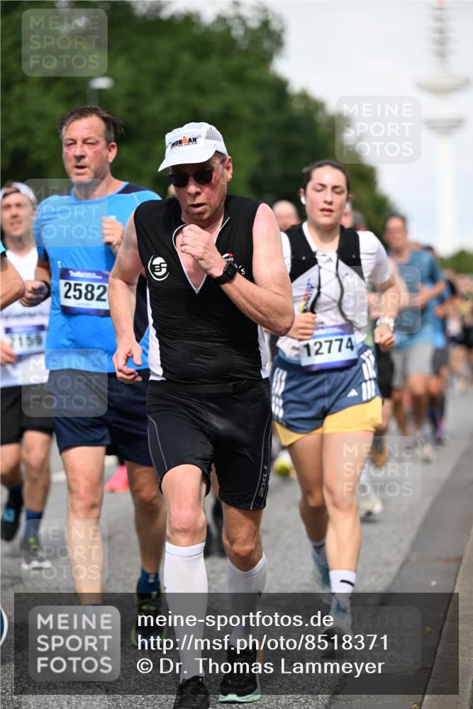 29.06.2025 - hella hamburg halbmarathon Dr. Thomas Lammeyer http://msf.ph/oto/8518371 29.06.2025 10:04:22 Kennedybrücke 1019, 1239, 1264, 1583, 2027, 2086, 2159, 2346, 2426, 2447, 2474, 2582, 2584, 2606, 2652, 2730, 2982, 3042, 3059, 3112, 3319, 3400, 3794, 3861, 3898, 4013, 4419, 4579, 4594, 4767, 4796, 4940, 5643, 5728, 6082, 6104, 6138, 6174, 6201, 6220, 6260, 6443, 6462, 6470, 6602, 6636, 7159, 7717, 7824, 8531, 8669, 8730, 9450, 9485, 9577, 9611, 9622, 10044, 10268, 10337, 10534, 10582, 10587, 10599, 10665, 10742, 10759, 10766, 11083, 11159 meine-sportfotos.de