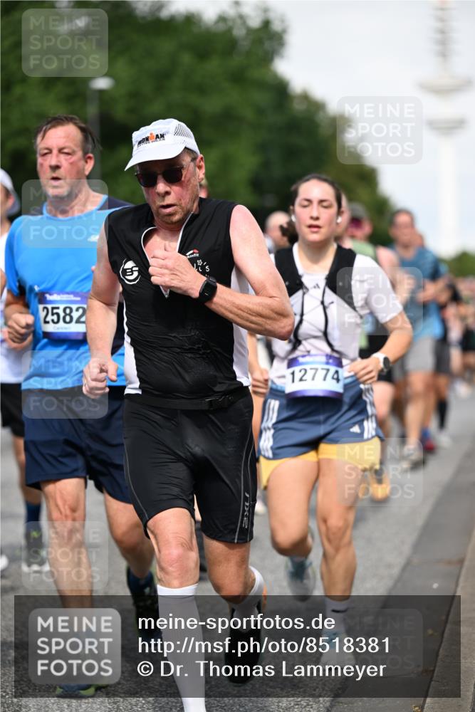 29.06.2025 - hella hamburg halbmarathon Dr. Thomas Lammeyer http://msf.ph/oto/8518381 29.06.2025 10:04:22 Kennedybrücke 1019, 1239, 1264, 1583, 2027, 2086, 2159, 2346, 2426, 2447, 2474, 2582, 2584, 2606, 2652, 2730, 2982, 3042, 3059, 3112, 3319, 3400, 3794, 3861, 3898, 4013, 4419, 4579, 4594, 4767, 4796, 4940, 5643, 5728, 6082, 6104, 6138, 6174, 6201, 6220, 6260, 6443, 6462, 6470, 6602, 6636, 7159, 7717, 7824, 8531, 8669, 8730, 9450, 9485, 9577, 9611, 9622, 10044, 10268, 10337, 10534, 10582, 10587, 10599, 10665, 10742, 10759, 10766, 11083, 11159 meine-sportfotos.de
