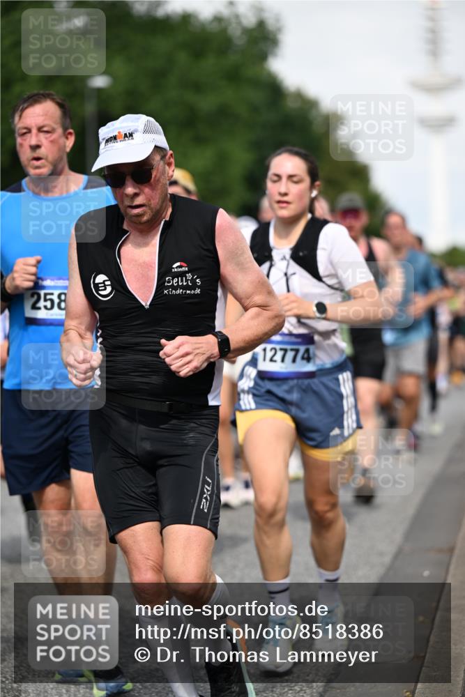 29.06.2025 - hella hamburg halbmarathon Dr. Thomas Lammeyer http://msf.ph/oto/8518386 29.06.2025 10:04:22 Kennedybrücke 1019, 1239, 1264, 1583, 2027, 2086, 2159, 2346, 2426, 2447, 2474, 2582, 2584, 2606, 2652, 2730, 2982, 3042, 3059, 3112, 3319, 3400, 3794, 3861, 3898, 4013, 4419, 4579, 4594, 4767, 4796, 4940, 5643, 5728, 6082, 6104, 6138, 6174, 6201, 6220, 6260, 6443, 6462, 6470, 6602, 6636, 7159, 7717, 7824, 8531, 8669, 8730, 9450, 9485, 9577, 9611, 9622, 10044, 10268, 10337, 10534, 10582, 10587, 10599, 10665, 10742, 10759, 10766, 11083, 11159 meine-sportfotos.de