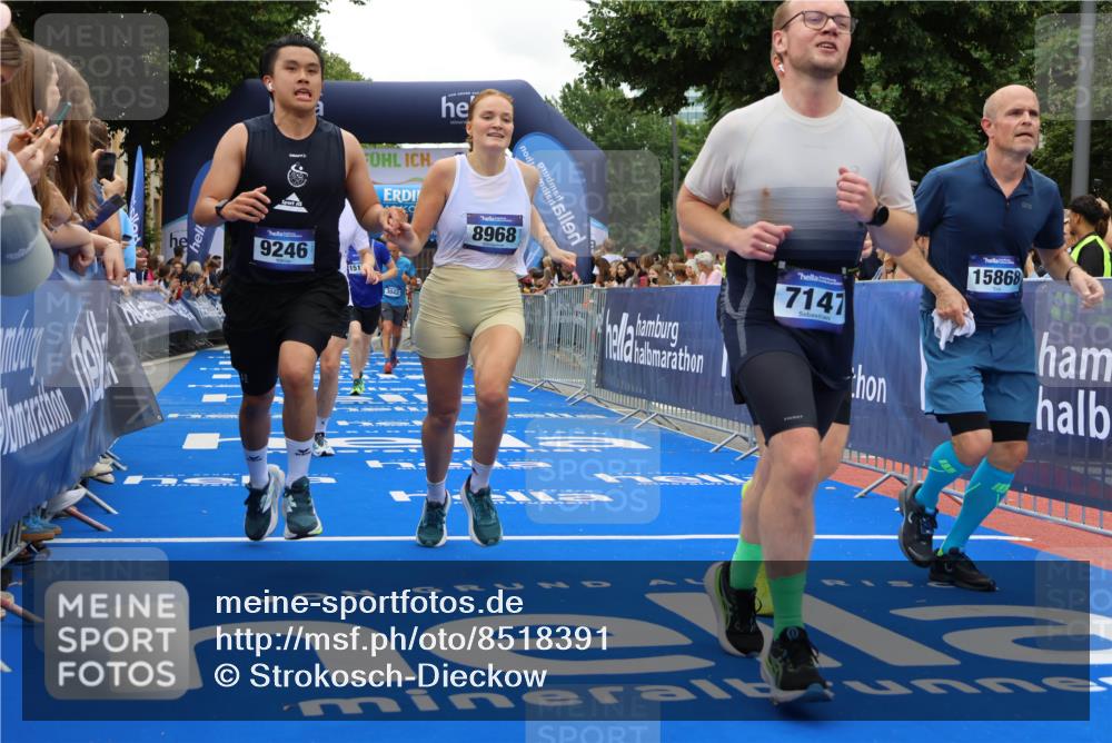 29.06.2025 - hella hamburg halbmarathon Strokosch-Dieckow http://msf.ph/oto/8518391 29.06.2025 10:55:57 Ziel 1180, 2612, 3042, 3058, 3256, 3668, 4772, 7147, 7594, 7976, 8968, 9246, 10084, 14867, 15184, 15868, 15884, 16176, 18212, 18867 meine-sportfotos.de