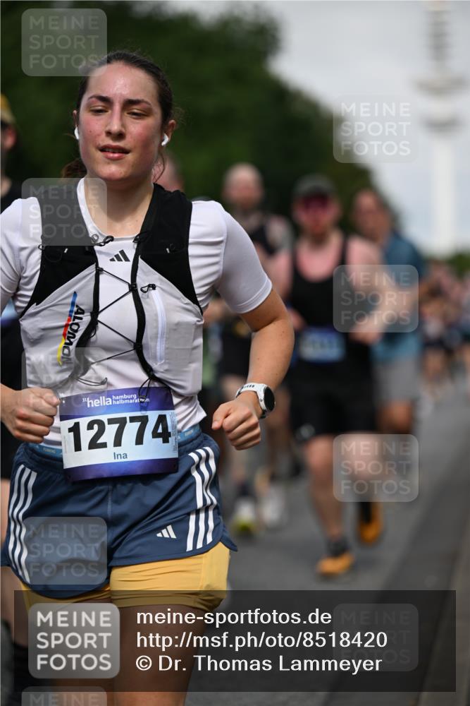 29.06.2025 - hella hamburg halbmarathon Dr. Thomas Lammeyer http://msf.ph/oto/8518420 29.06.2025 10:04:23 Kennedybrücke 1019, 1239, 1264, 1544, 1583, 2027, 2086, 2159, 2346, 2426, 2447, 2474, 2582, 2584, 2606, 2652, 2730, 2982, 3042, 3059, 3112, 3319, 3400, 3794, 3898, 4013, 4419, 4579, 4594, 4767, 4796, 4940, 5643, 5728, 6104, 6138, 6174, 6201, 6220, 6260, 6443, 6462, 6470, 6602, 6636, 7159, 7717, 7824, 8531, 8669, 8730, 9450, 9485, 9577, 9611, 9622, 10044, 10268, 10337, 10534, 10582, 10587, 10599, 10665, 10742, 10759, 10766, 11083, 11159 meine-sportfotos.de