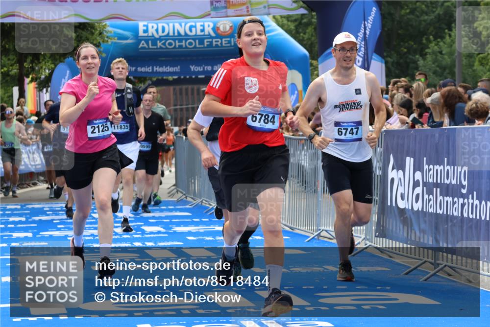 29.06.2025 - hella hamburg halbmarathon Strokosch-Dieckow http://msf.ph/oto/8518484 29.06.2025 11:22:44 Ziel 1145, 2125, 3118, 3292, 3762, 5181, 5811, 5812, 6747, 6784, 6785, 8181, 9499, 11756, 11835, 12042, 14793, 15123, 18397 meine-sportfotos.de