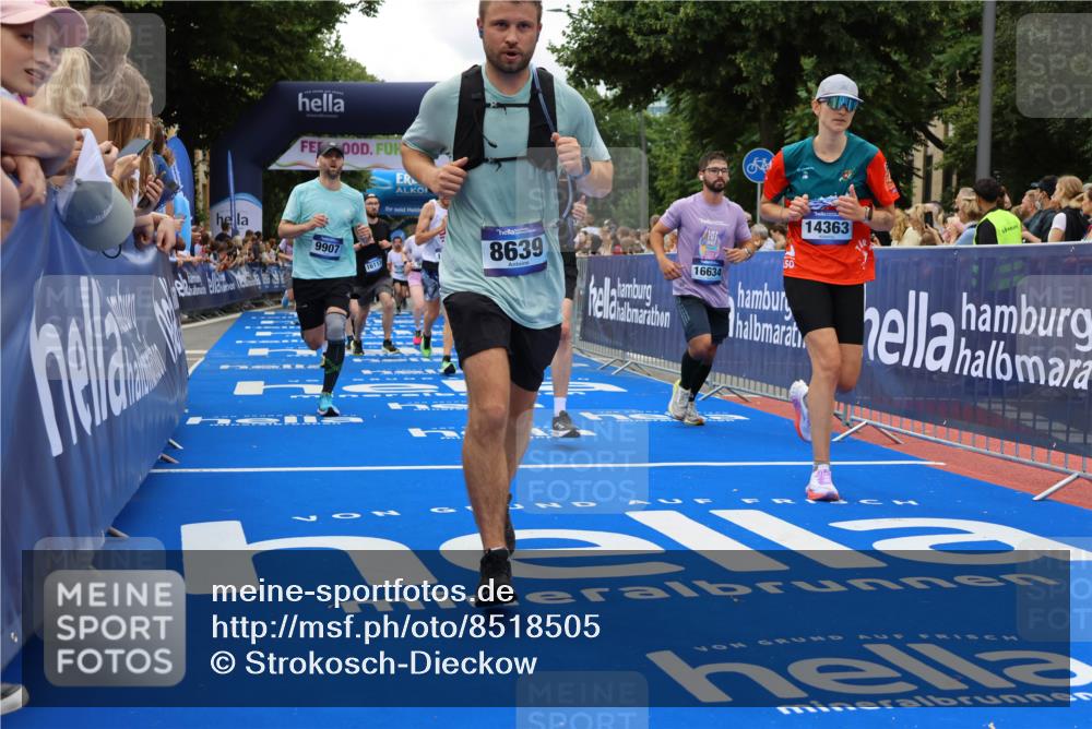 29.06.2025 - hella hamburg halbmarathon Strokosch-Dieckow http://msf.ph/oto/8518505 29.06.2025 10:56:11 Ziel 1193, 4594, 4813, 5465, 5492, 5570, 7547, 7594, 8330, 8639, 9903, 9907, 10789, 12348, 12545, 14363, 15484, 16113, 16634, 17468, 17640, 17642, 18741, 19152 meine-sportfotos.de