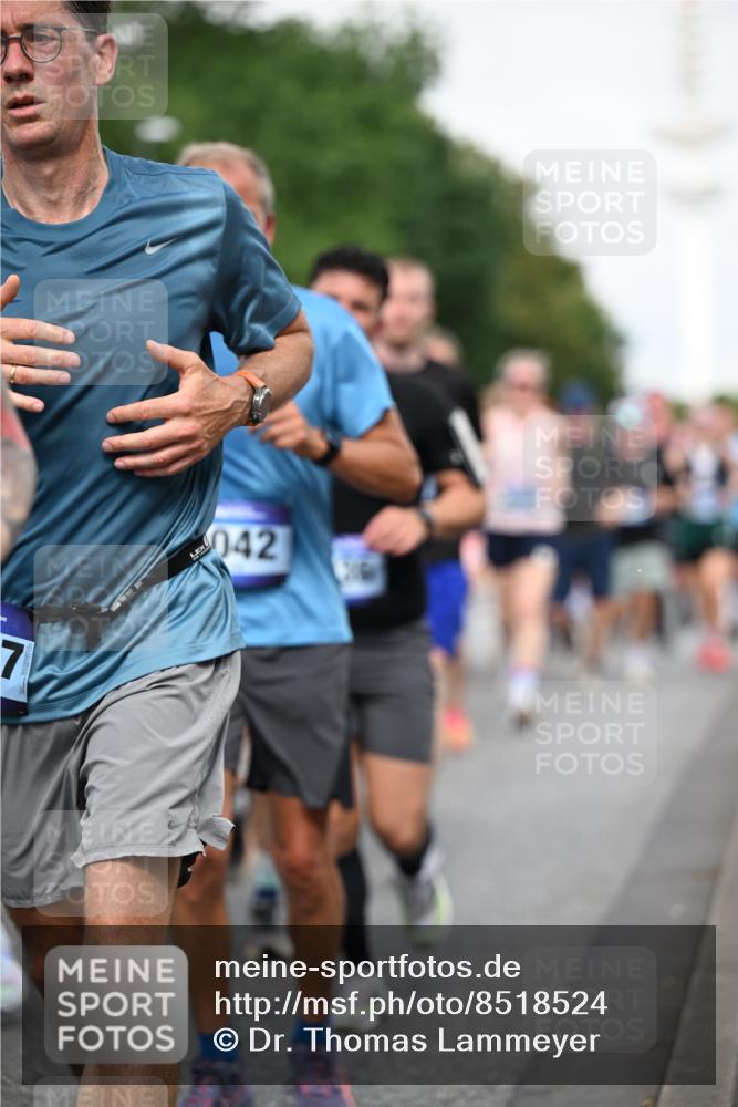29.06.2025 - hella hamburg halbmarathon Dr. Thomas Lammeyer http://msf.ph/oto/8518524 29.06.2025 10:04:27 Kennedybrücke 1019, 1239, 1264, 1544, 1583, 1681, 2027, 2086, 2159, 2236, 2346, 2426, 2447, 2474, 2582, 2584, 2606, 2652, 2730, 2982, 3042, 3059, 3319, 3400, 3794, 4013, 4419, 4579, 4594, 4616, 4767, 4940, 5418, 5643, 5728, 6104, 6138, 6174, 6201, 6220, 6443, 6470, 6602, 6636, 7159, 7717, 8531, 8669, 9450, 9485, 9577, 9622, 10268, 10337, 10534, 10587, 10599, 10665, 10742, 10759, 10766, 10797, 11083, 11159 meine-sportfotos.de