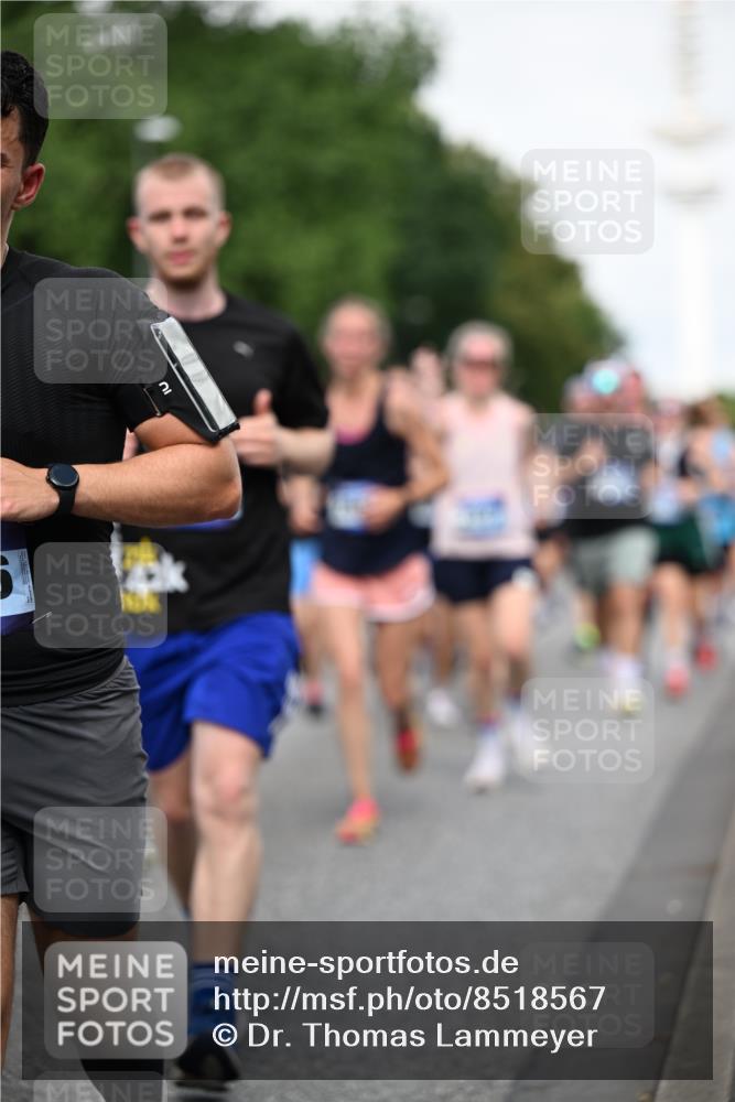29.06.2025 - hella hamburg halbmarathon Dr. Thomas Lammeyer http://msf.ph/oto/8518567 29.06.2025 10:04:28 Kennedybrücke 1019, 1264, 1544, 1583, 1681, 2027, 2086, 2159, 2236, 2346, 2426, 2447, 2474, 2582, 2584, 2606, 2652, 2730, 2982, 3042, 3059, 3141, 3319, 3400, 3794, 4013, 4419, 4579, 4594, 4616, 4767, 4940, 4945, 5418, 5643, 5728, 6104, 6138, 6174, 6201, 6220, 6443, 6470, 6602, 6636, 7159, 7717, 8531, 8669, 9450, 9485, 9553, 9555, 9577, 9622, 10268, 10337, 10534, 10587, 10599, 10665, 10742, 10759, 10766, 10797, 11083, 11159 meine-sportfotos.de
