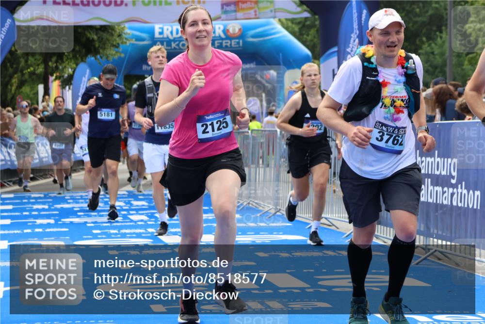 29.06.2025 - hella hamburg halbmarathon Strokosch-Dieckow http://msf.ph/oto/8518577 29.06.2025 11:22:46 Ziel 1145, 2125, 3292, 3762, 5181, 5811, 5812, 6546, 6747, 6784, 6785, 7413, 8181, 9499, 10595, 11756, 11835, 12042, 15123, 18397, 18908 meine-sportfotos.de