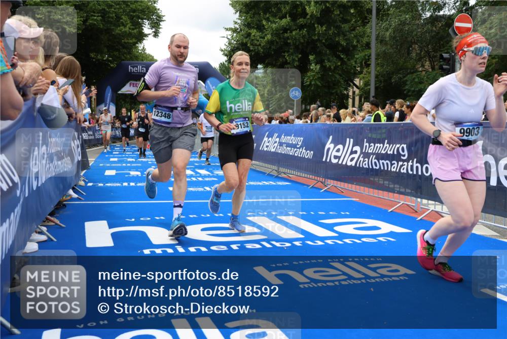 29.06.2025 - hella hamburg halbmarathon Strokosch-Dieckow http://msf.ph/oto/8518592 29.06.2025 10:56:16 Ziel 1193, 3048, 4029, 5465, 5672, 7547, 8639, 9622, 9903, 9907, 10789, 11231, 11309, 12348, 14363, 15300, 15484, 16113, 16375, 16634, 17468, 18117, 18495, 18652, 18741, 19152 meine-sportfotos.de