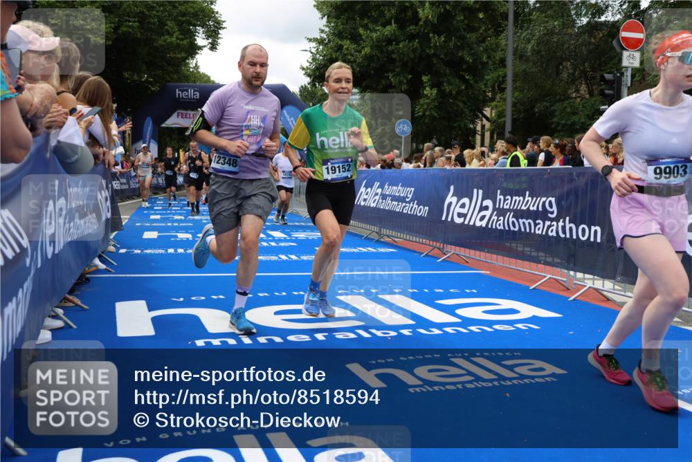 29.06.2025 - hella hamburg halbmarathon Strokosch-Dieckow http://msf.ph/oto/8518594 29.06.2025 10:56:16 Ziel 1193, 3048, 4029, 5465, 5672, 7547, 8639, 9622, 9903, 9907, 10789, 11231, 11309, 12348, 14363, 15300, 15484, 16113, 16375, 16634, 17468, 18117, 18495, 18652, 18741, 19152 meine-sportfotos.de