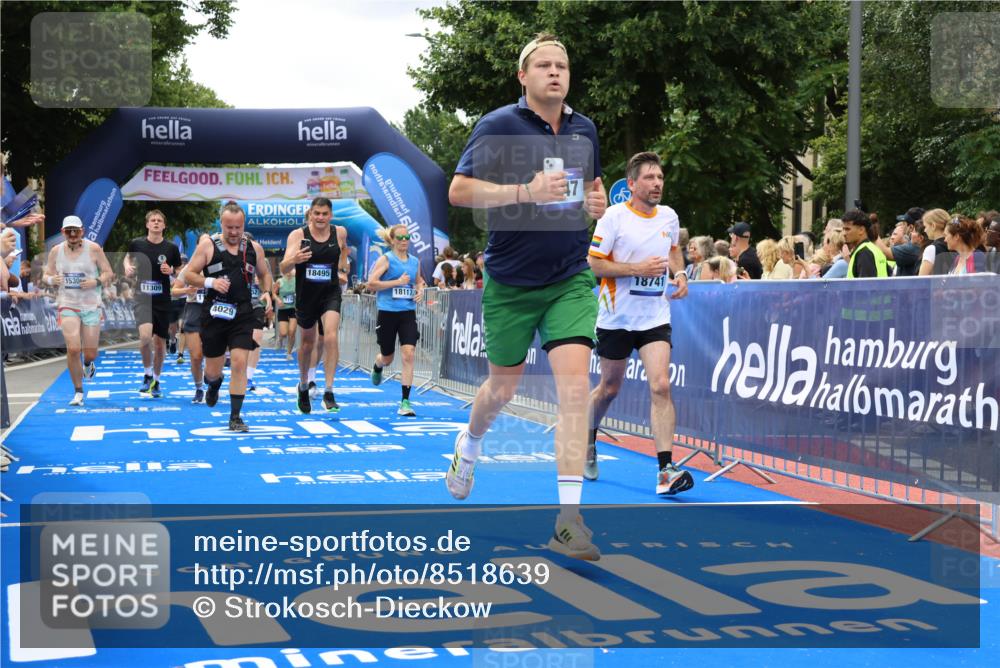 29.06.2025 - hella hamburg halbmarathon Strokosch-Dieckow http://msf.ph/oto/8518639 29.06.2025 10:56:18 Ziel 1193, 3048, 4029, 5465, 5672, 7547, 7742, 8863, 9622, 9903, 10665, 10789, 11231, 11309, 12348, 14363, 15300, 15484, 15818, 16113, 16375, 16634, 17468, 18117, 18495, 18652, 18741, 19152 meine-sportfotos.de