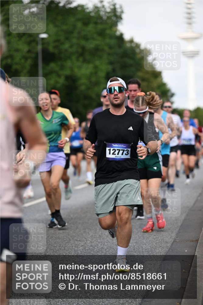 29.06.2025 - hella hamburg halbmarathon Dr. Thomas Lammeyer http://msf.ph/oto/8518661 29.06.2025 10:04:31 Kennedybrücke 1019, 1264, 1544, 1583, 1611, 1681, 2027, 2086, 2159, 2236, 2346, 2426, 2447, 2474, 2582, 2584, 2606, 2652, 2730, 2982, 3042, 3059, 3141, 3319, 3400, 3794, 4013, 4419, 4579, 4594, 4616, 4767, 4940, 4945, 5418, 5643, 6104, 6138, 6174, 6201, 6220, 6443, 6470, 6602, 6636, 7159, 7717, 8669, 9450, 9485, 9553, 9555, 9577, 9622, 10268, 10534, 10587, 10599, 10665, 10742, 10759, 10766, 10797, 11083, 11324 meine-sportfotos.de
