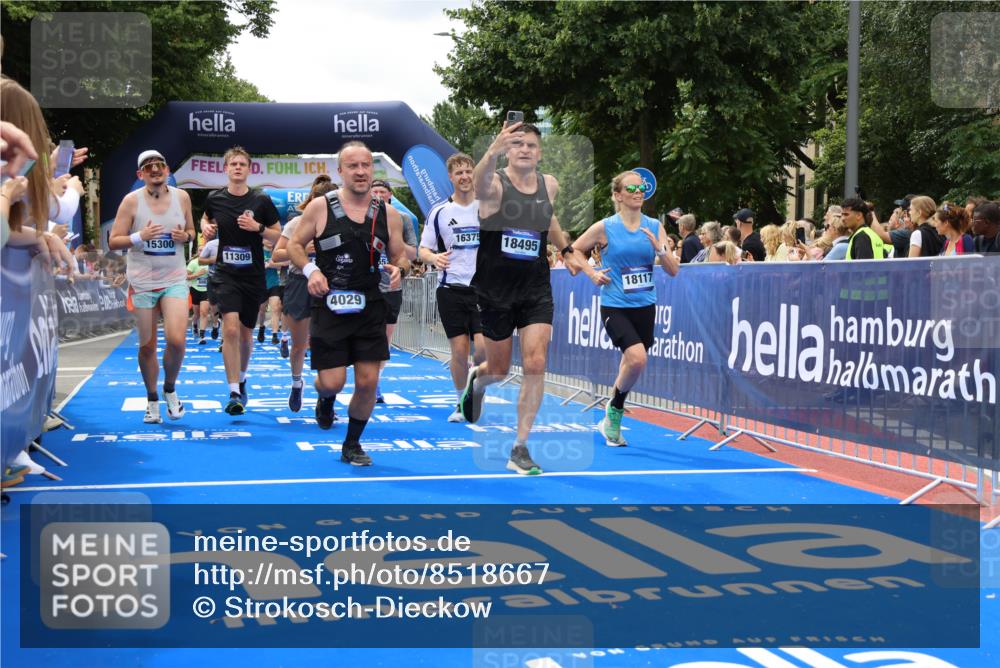 29.06.2025 - hella hamburg halbmarathon Strokosch-Dieckow http://msf.ph/oto/8518667 29.06.2025 10:56:19 Ziel 1193, 3048, 4029, 5465, 5672, 7547, 7742, 8863, 9622, 9903, 10665, 10789, 11231, 11309, 12348, 15300, 15484, 15818, 16113, 16375, 16634, 17468, 18117, 18495, 18652, 18741, 19152 meine-sportfotos.de
