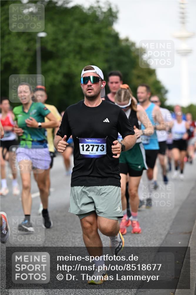 29.06.2025 - hella hamburg halbmarathon Dr. Thomas Lammeyer http://msf.ph/oto/8518677 29.06.2025 10:04:31 Kennedybrücke 1019, 1264, 1544, 1583, 1611, 1681, 2027, 2086, 2159, 2236, 2346, 2426, 2447, 2474, 2582, 2584, 2606, 2652, 2730, 2982, 3042, 3059, 3141, 3319, 3400, 3794, 4013, 4419, 4579, 4594, 4616, 4767, 4940, 4945, 5418, 5643, 6104, 6138, 6174, 6201, 6220, 6443, 6470, 6602, 6636, 7159, 7717, 8669, 9450, 9485, 9553, 9555, 9577, 9622, 10268, 10534, 10587, 10599, 10665, 10742, 10759, 10766, 10797, 11083, 11324 meine-sportfotos.de