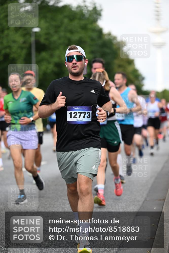 29.06.2025 - hella hamburg halbmarathon Dr. Thomas Lammeyer http://msf.ph/oto/8518683 29.06.2025 10:04:31 Kennedybrücke 1019, 1264, 1544, 1583, 1611, 1681, 2027, 2086, 2159, 2236, 2346, 2426, 2447, 2474, 2582, 2584, 2606, 2652, 2730, 2982, 3042, 3059, 3141, 3319, 3400, 3794, 4013, 4419, 4579, 4594, 4616, 4767, 4940, 4945, 5418, 5643, 6104, 6138, 6174, 6201, 6220, 6443, 6470, 6602, 6636, 7159, 7717, 8669, 9450, 9485, 9553, 9555, 9577, 9622, 10268, 10534, 10587, 10599, 10665, 10742, 10759, 10766, 10797, 11083, 11324 meine-sportfotos.de