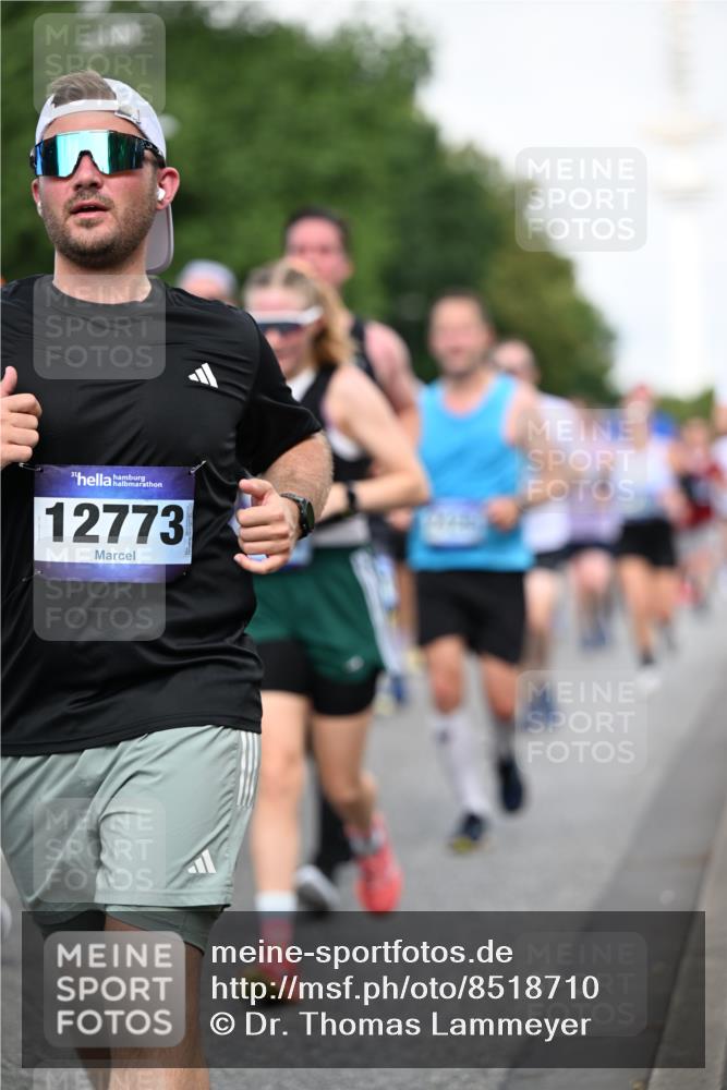 29.06.2025 - hella hamburg halbmarathon Dr. Thomas Lammeyer http://msf.ph/oto/8518710 29.06.2025 10:04:32 Kennedybrücke 1019, 1264, 1544, 1568, 1583, 1611, 1681, 2027, 2086, 2159, 2236, 2346, 2426, 2447, 2474, 2582, 2584, 2606, 2652, 2730, 2982, 3042, 3059, 3141, 3319, 3400, 3794, 4013, 4419, 4579, 4594, 4616, 4767, 4940, 4945, 5418, 5643, 6104, 6138, 6174, 6201, 6220, 6443, 6470, 6636, 7159, 7717, 8669, 9450, 9485, 9553, 9555, 9577, 9622, 10268, 10534, 10587, 10599, 10665, 10742, 10759, 10766, 10797, 11083, 11324 meine-sportfotos.de