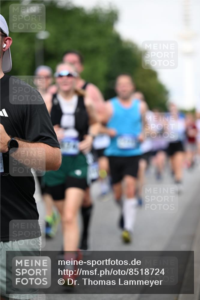 29.06.2025 - hella hamburg halbmarathon Dr. Thomas Lammeyer http://msf.ph/oto/8518724 29.06.2025 10:04:32 Kennedybrücke 1019, 1264, 1544, 1568, 1583, 1611, 1681, 2027, 2086, 2159, 2236, 2346, 2426, 2447, 2474, 2582, 2584, 2606, 2652, 2730, 2982, 3042, 3059, 3141, 3319, 3400, 3794, 4013, 4419, 4579, 4594, 4616, 4767, 4940, 4945, 5418, 5643, 6104, 6138, 6174, 6201, 6220, 6443, 6470, 6636, 7159, 7717, 8669, 9450, 9485, 9553, 9555, 9577, 9622, 10268, 10534, 10587, 10599, 10665, 10742, 10759, 10766, 10797, 11083, 11324 meine-sportfotos.de