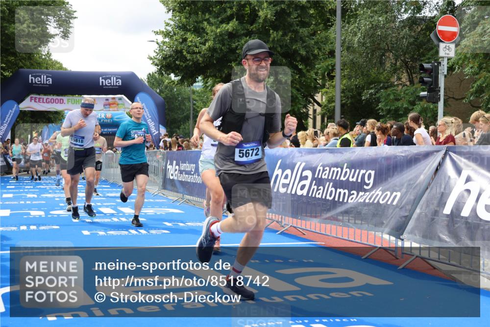 29.06.2025 - hella hamburg halbmarathon Strokosch-Dieckow http://msf.ph/oto/8518742 29.06.2025 10:56:23 Ziel 1583, 3048, 4029, 5672, 6399, 7547, 7742, 8863, 9622, 10665, 11231, 11309, 15300, 15407, 15818, 16257, 16261, 16375, 17268, 17734, 18117, 18495, 18652, 18741, 18746, 18835 meine-sportfotos.de