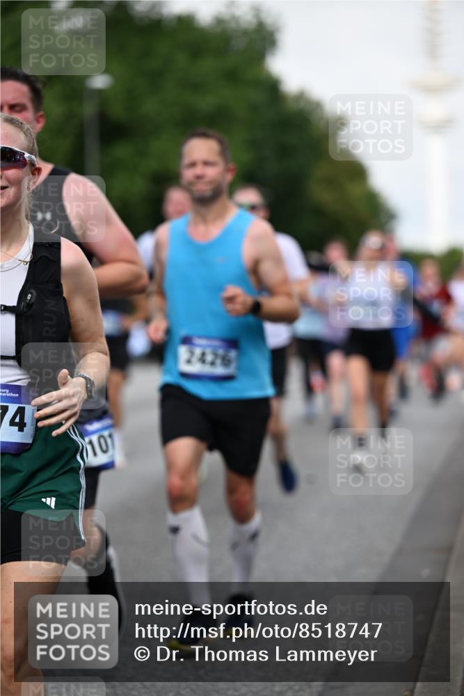 29.06.2025 - hella hamburg halbmarathon Dr. Thomas Lammeyer http://msf.ph/oto/8518747 29.06.2025 10:04:33 Kennedybrücke 1019, 1264, 1544, 1568, 1583, 1611, 1681, 2027, 2086, 2159, 2236, 2426, 2447, 2474, 2582, 2584, 2606, 2652, 2730, 2982, 3042, 3059, 3141, 3319, 3400, 3794, 4013, 4419, 4579, 4594, 4616, 4767, 4940, 4945, 5033, 5418, 5643, 6104, 6138, 6174, 6220, 6443, 6470, 6636, 7159, 7717, 8669, 9450, 9485, 9553, 9555, 9577, 9622, 10188, 10268, 10534, 10587, 10599, 10665, 10742, 10759, 10766, 10797, 11083, 11324 meine-sportfotos.de