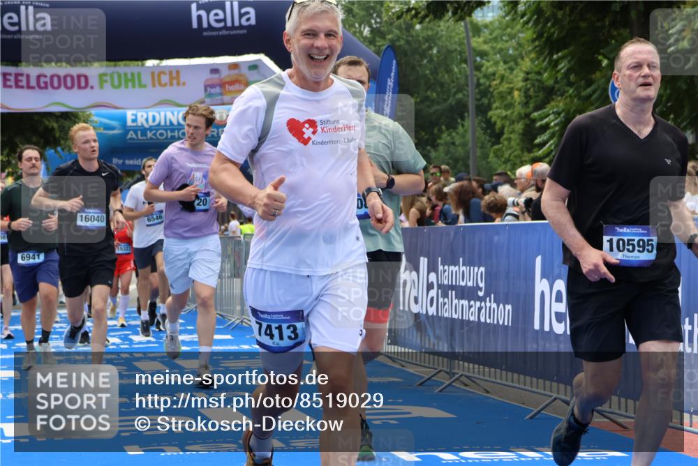 29.06.2025 - hella hamburg halbmarathon Strokosch-Dieckow http://msf.ph/oto/8519029 29.06.2025 11:22:51 Ziel 1668, 2125, 2720, 2995, 3292, 3762, 3813, 5181, 6546, 6747, 6784, 6941, 7413, 8896, 10158, 10581, 10595, 11835, 16040, 18591, 18908 meine-sportfotos.de