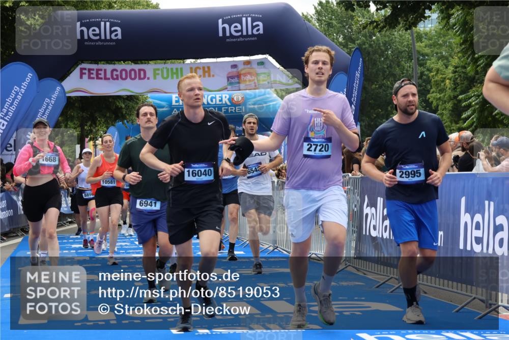 29.06.2025 - hella hamburg halbmarathon Strokosch-Dieckow http://msf.ph/oto/8519053 29.06.2025 11:22:52 Ziel 1668, 2125, 2306, 2720, 2995, 3292, 3762, 3813, 4114, 5181, 6546, 6747, 6784, 6941, 7413, 8896, 8931, 10158, 10581, 10595, 11835, 15323, 16040, 18591, 18908 meine-sportfotos.de