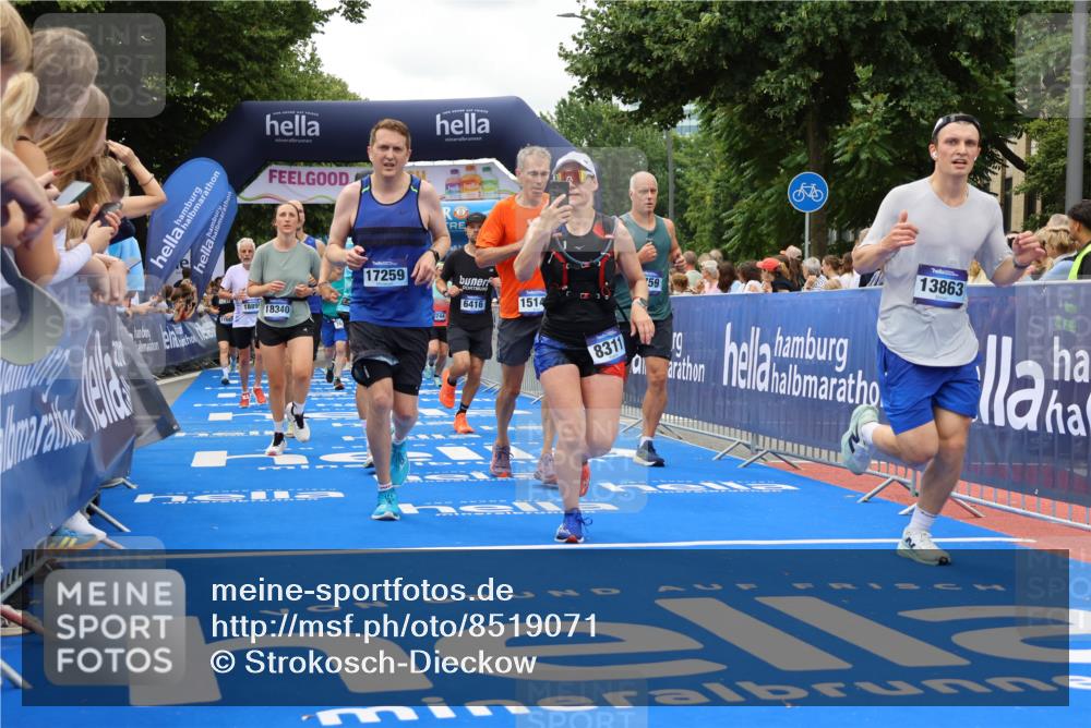 29.06.2025 - hella hamburg halbmarathon Strokosch-Dieckow http://msf.ph/oto/8519071 29.06.2025 10:56:35 Ziel 1583, 2083, 3413, 4152, 5721, 5744, 6399, 6416, 6759, 7037, 7646, 8311, 8542, 8652, 8744, 9488, 9562, 10093, 11083, 11870, 12509, 13863, 15145, 15407, 15712, 16043, 16121, 16257, 16261, 17259, 17268, 18340, 18746, 18835, 18899, 19120 meine-sportfotos.de