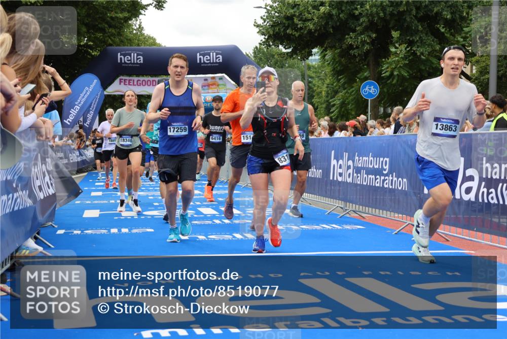 29.06.2025 - hella hamburg halbmarathon Strokosch-Dieckow http://msf.ph/oto/8519077 29.06.2025 10:56:35 Ziel 1583, 2083, 3413, 4152, 5721, 5744, 6399, 6416, 6759, 7037, 7646, 8311, 8542, 8652, 8744, 9488, 9562, 10093, 11083, 11870, 12509, 13863, 15145, 15407, 15712, 16043, 16121, 16257, 16261, 17259, 17268, 18340, 18746, 18835, 18899, 19120 meine-sportfotos.de