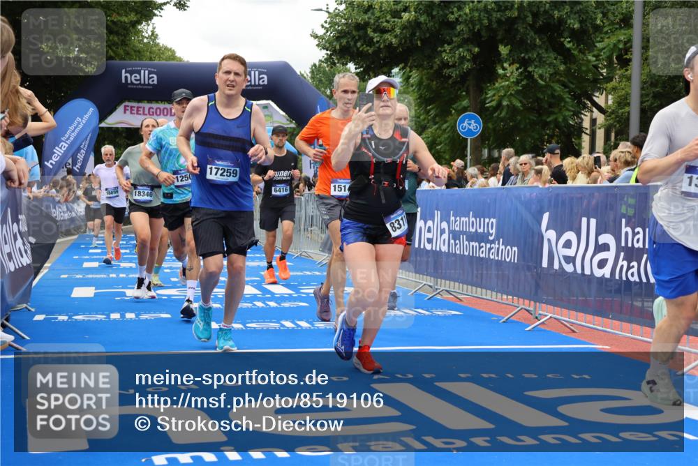 29.06.2025 - hella hamburg halbmarathon Strokosch-Dieckow http://msf.ph/oto/8519106 29.06.2025 10:56:36 Ziel 1583, 2083, 3413, 4152, 5721, 5744, 6416, 6759, 7037, 7646, 8311, 8542, 8652, 8744, 8996, 9488, 9562, 10093, 11083, 11870, 12509, 13863, 14369, 15134, 15145, 15407, 15712, 16043, 16121, 16261, 17259, 17268, 18340, 18634, 18746, 18835, 18899, 19120 meine-sportfotos.de