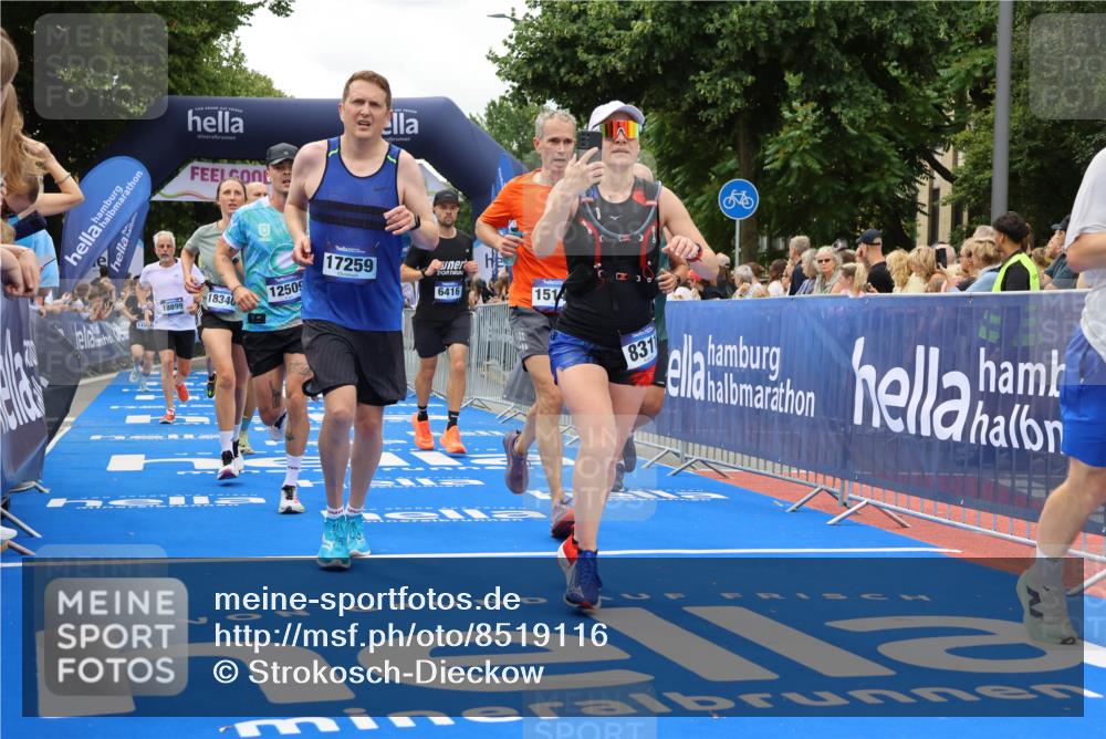 29.06.2025 - hella hamburg halbmarathon Strokosch-Dieckow http://msf.ph/oto/8519116 29.06.2025 10:56:36 Ziel 1583, 2083, 3413, 4152, 5721, 5744, 6416, 6759, 7037, 7646, 8311, 8542, 8652, 8744, 8996, 9488, 9562, 10093, 11083, 11870, 12509, 13863, 14369, 15134, 15145, 15407, 15712, 16043, 16121, 16261, 17259, 17268, 18340, 18634, 18746, 18835, 18899, 19120 meine-sportfotos.de