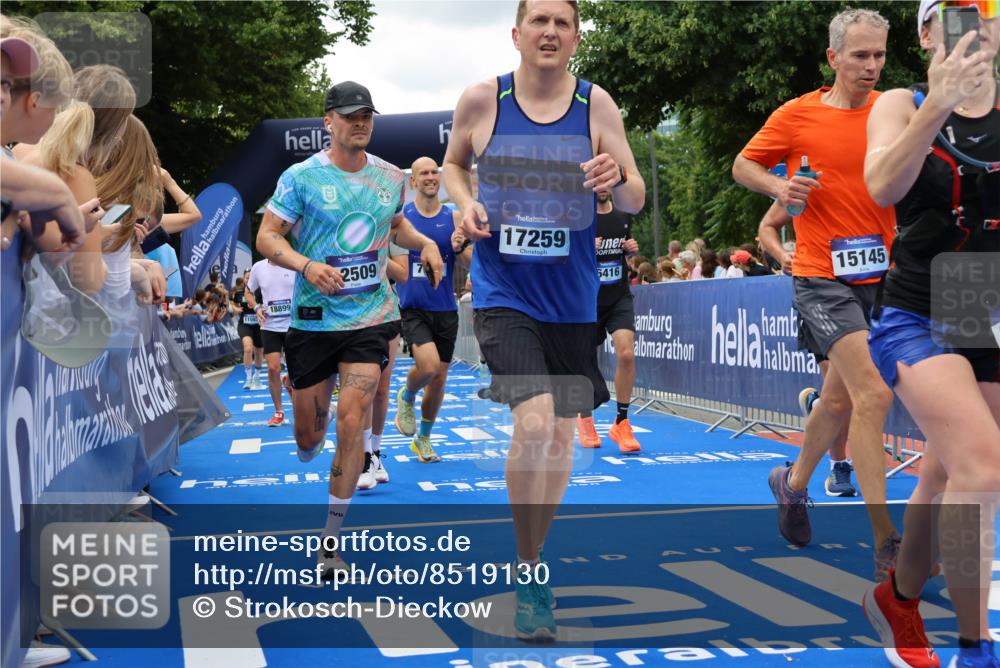 29.06.2025 - hella hamburg halbmarathon Strokosch-Dieckow http://msf.ph/oto/8519130 29.06.2025 10:56:37 Ziel 1583, 2083, 3413, 4152, 5721, 5744, 6416, 6759, 7037, 7646, 8311, 8542, 8652, 8744, 8996, 9488, 9562, 10093, 11083, 11870, 12509, 13863, 14369, 15134, 15145, 15431, 15712, 16043, 16121, 17259, 18340, 18634, 18746, 18835, 18899, 19120 meine-sportfotos.de