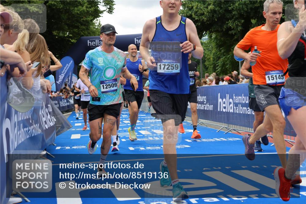 29.06.2025 - hella hamburg halbmarathon Strokosch-Dieckow http://msf.ph/oto/8519136 29.06.2025 10:56:37 Ziel 1583, 2083, 3413, 4152, 5721, 5744, 6416, 6759, 7037, 7646, 8311, 8542, 8652, 8744, 8996, 9488, 9562, 10093, 11083, 11870, 12509, 13863, 14369, 15134, 15145, 15431, 15712, 16043, 16121, 17259, 18340, 18634, 18746, 18835, 18899, 19120 meine-sportfotos.de
