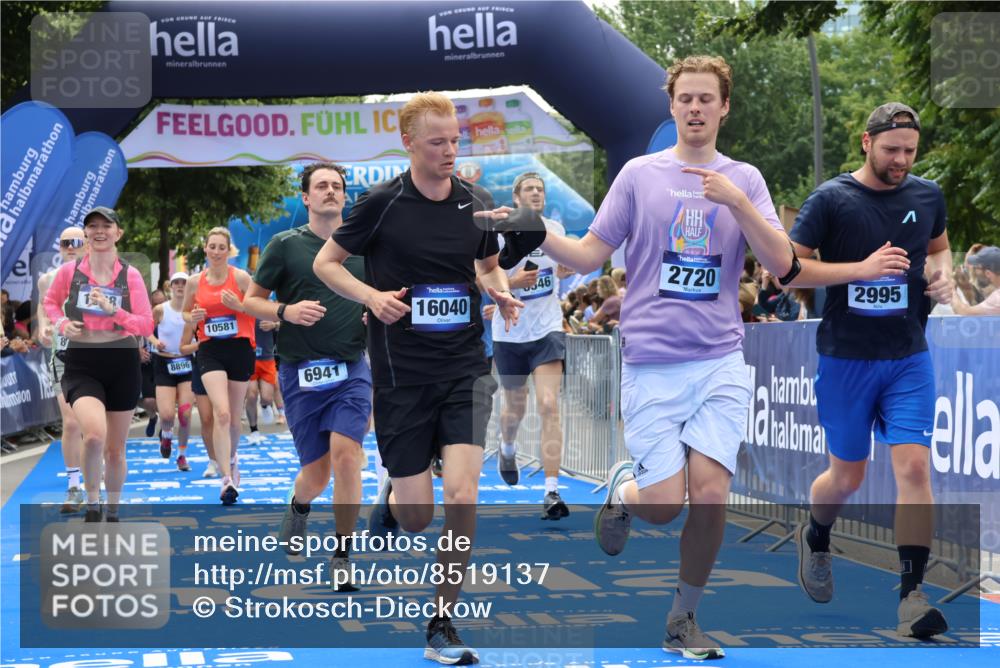 29.06.2025 - hella hamburg halbmarathon Strokosch-Dieckow http://msf.ph/oto/8519137 29.06.2025 11:22:53 Ziel 1668, 2125, 2306, 2720, 2995, 3292, 3762, 3813, 4114, 5181, 6546, 6747, 6784, 6941, 7413, 8724, 8896, 8931, 10158, 10581, 10595, 11835, 13928, 15323, 16040, 18591, 18908 meine-sportfotos.de