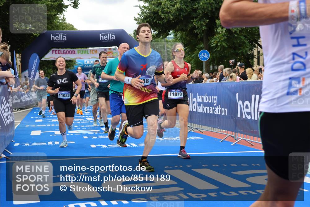 29.06.2025 - hella hamburg halbmarathon Strokosch-Dieckow http://msf.ph/oto/8519189 29.06.2025 10:56:40 Ziel 2083, 2378, 3836, 4152, 5721, 6416, 6759, 7037, 7646, 8311, 8744, 8825, 8996, 9488, 9562, 11083, 11870, 12509, 13863, 14369, 14461, 15134, 15145, 15431, 15712, 16043, 16121, 17133, 17259, 18340, 18634, 18899, 19120 meine-sportfotos.de