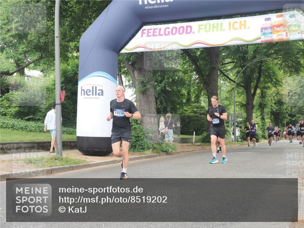 29.06.2025 - hella hamburg halbmarathon KatJ http://msf.ph/oto/8519202 29.06.2025 10:49:02 Zwischen KM18-KM19 4095, 6631, 6674 meine-sportfotos.de