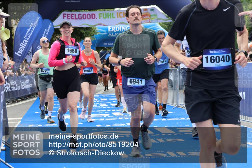 29.06.2025 - hella hamburg halbmarathon Strokosch-Dieckow http://msf.ph/oto/8519204 29.06.2025 11:22:54 Ziel 1668, 2306, 2720, 2995, 3292, 3762, 3813, 4114, 5181, 6546, 6941, 7413, 8724, 8896, 8931, 10158, 10581, 10595, 11835, 13928, 15323, 16040, 17386, 18591, 18908 meine-sportfotos.de