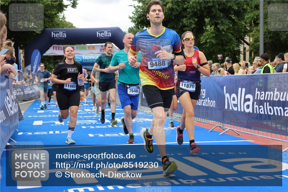 29.06.2025 - hella hamburg halbmarathon Strokosch-Dieckow http://msf.ph/oto/8519230 29.06.2025 10:56:40 Ziel 2083, 2378, 3836, 4152, 5721, 6416, 6759, 7037, 7646, 8311, 8744, 8825, 8996, 9488, 9562, 11083, 11870, 12509, 13863, 14369, 14461, 15134, 15145, 15431, 15712, 16043, 16121, 17133, 17259, 18340, 18634, 18899, 19120 meine-sportfotos.de