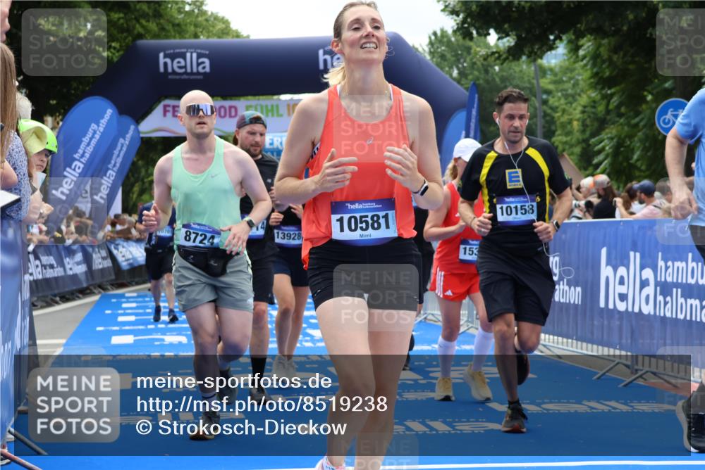 29.06.2025 - hella hamburg halbmarathon Strokosch-Dieckow http://msf.ph/oto/8519238 29.06.2025 11:22:57 Ziel 1668, 2306, 2634, 2720, 2995, 3125, 3813, 4114, 5181, 6546, 6941, 7413, 8724, 8896, 8931, 10158, 10581, 10595, 10701, 11835, 13928, 15323, 16040, 17386, 18591, 18908 meine-sportfotos.de
