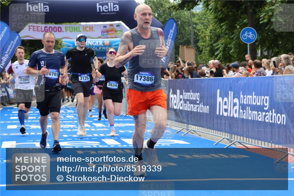 29.06.2025 - hella hamburg halbmarathon Strokosch-Dieckow http://msf.ph/oto/8519339 29.06.2025 11:23:00 Ziel 1668, 2306, 2634, 2688, 2720, 2995, 3125, 3813, 4114, 6546, 6826, 6941, 8327, 8724, 8896, 8931, 10158, 10581, 10701, 13928, 14054, 14510, 15323, 16040, 16613, 17147, 17386, 18591, 18908 meine-sportfotos.de