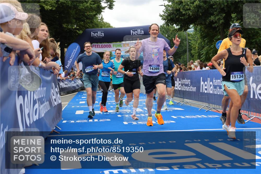 29.06.2025 - hella hamburg halbmarathon Strokosch-Dieckow http://msf.ph/oto/8519350 29.06.2025 10:56:43 Ziel 2378, 3836, 4152, 6416, 6759, 7037, 7646, 8311, 8744, 8825, 8996, 9488, 11083, 11870, 13816, 14369, 14461, 15134, 15145, 15431, 15712, 16008, 16009, 16043, 16121, 16679, 17133, 17259, 18340, 18634, 18899 meine-sportfotos.de