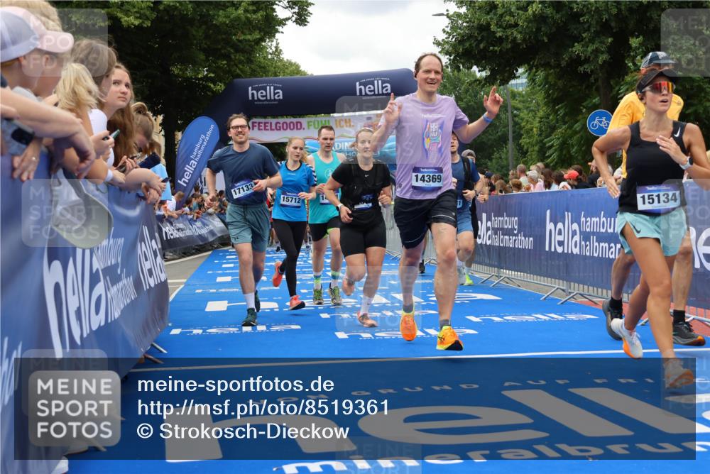 29.06.2025 - hella hamburg halbmarathon Strokosch-Dieckow http://msf.ph/oto/8519361 29.06.2025 10:56:43 Ziel 2378, 3836, 4152, 6416, 6759, 7037, 7646, 8311, 8744, 8825, 8996, 9488, 11083, 11870, 13816, 14369, 14461, 15134, 15145, 15431, 15712, 16008, 16009, 16043, 16121, 16679, 17133, 17259, 18340, 18634, 18899 meine-sportfotos.de
