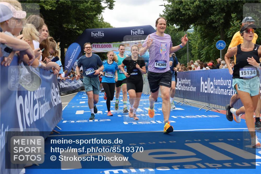 29.06.2025 - hella hamburg halbmarathon Strokosch-Dieckow http://msf.ph/oto/8519370 29.06.2025 10:56:43 Ziel 2378, 3836, 4152, 6416, 6759, 7037, 7646, 8311, 8744, 8825, 8996, 9488, 11083, 11870, 13816, 14369, 14461, 15134, 15145, 15431, 15712, 16008, 16009, 16043, 16121, 16679, 17133, 17259, 18340, 18634, 18899 meine-sportfotos.de
