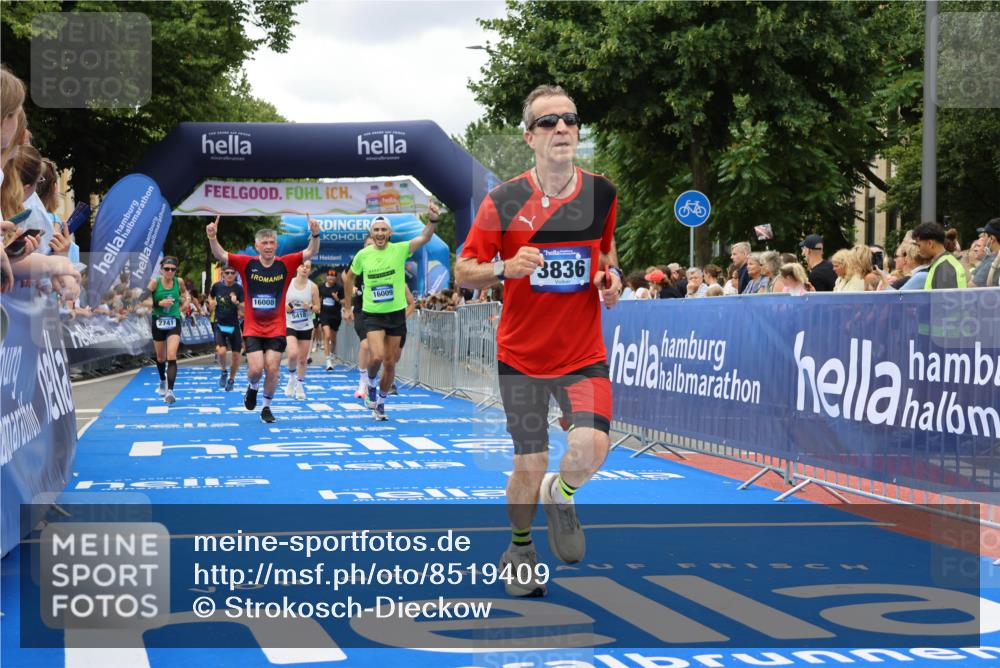 29.06.2025 - hella hamburg halbmarathon Strokosch-Dieckow http://msf.ph/oto/8519409 29.06.2025 10:56:47 Ziel 1955, 2378, 2741, 3836, 5418, 6835, 7646, 7716, 8825, 8996, 9488, 11870, 13816, 14369, 14461, 15134, 15431, 15712, 16008, 16009, 16043, 16121, 16620, 16679, 17133, 18634 meine-sportfotos.de