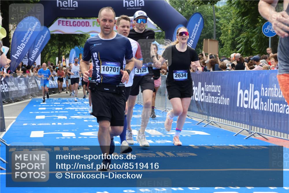 29.06.2025 - hella hamburg halbmarathon Strokosch-Dieckow http://msf.ph/oto/8519416 29.06.2025 11:23:01 Ziel 1668, 2306, 2634, 2688, 2720, 2995, 3125, 3813, 4114, 6826, 6941, 8327, 8724, 8896, 8931, 10158, 10581, 10701, 13928, 14054, 14510, 14512, 15323, 16040, 16613, 17147, 17386, 18591 meine-sportfotos.de
