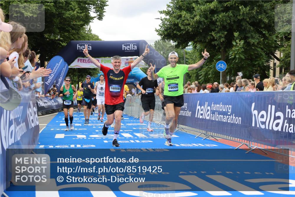 29.06.2025 - hella hamburg halbmarathon Strokosch-Dieckow http://msf.ph/oto/8519425 29.06.2025 10:56:49 Ziel 1955, 2282, 2378, 2741, 2759, 3836, 5418, 6835, 7716, 8825, 8996, 11043, 13816, 14369, 14461, 15097, 15134, 15431, 15712, 16008, 16009, 16043, 16121, 16620, 16679, 17133, 18634 meine-sportfotos.de