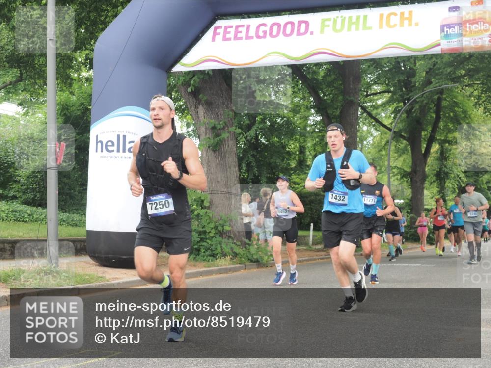 29.06.2025 - hella hamburg halbmarathon KatJ http://msf.ph/oto/8519479 29.06.2025 10:49:14 Zwischen KM18-KM19 1432, 5763, 7250, 8624 meine-sportfotos.de