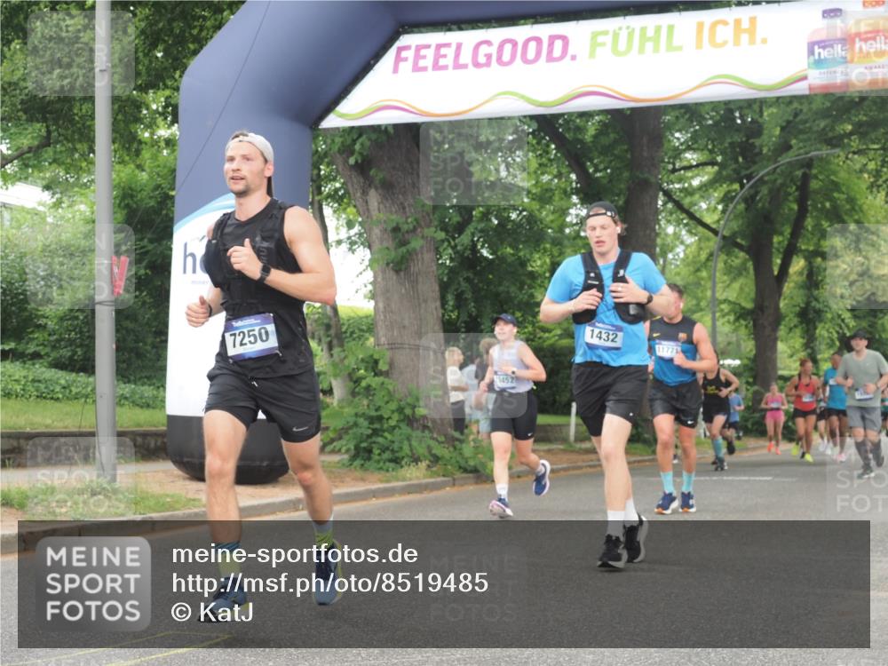 29.06.2025 - hella hamburg halbmarathon KatJ http://msf.ph/oto/8519485 29.06.2025 10:49:14 Zwischen KM18-KM19 1432, 5763, 7250, 8624 meine-sportfotos.de