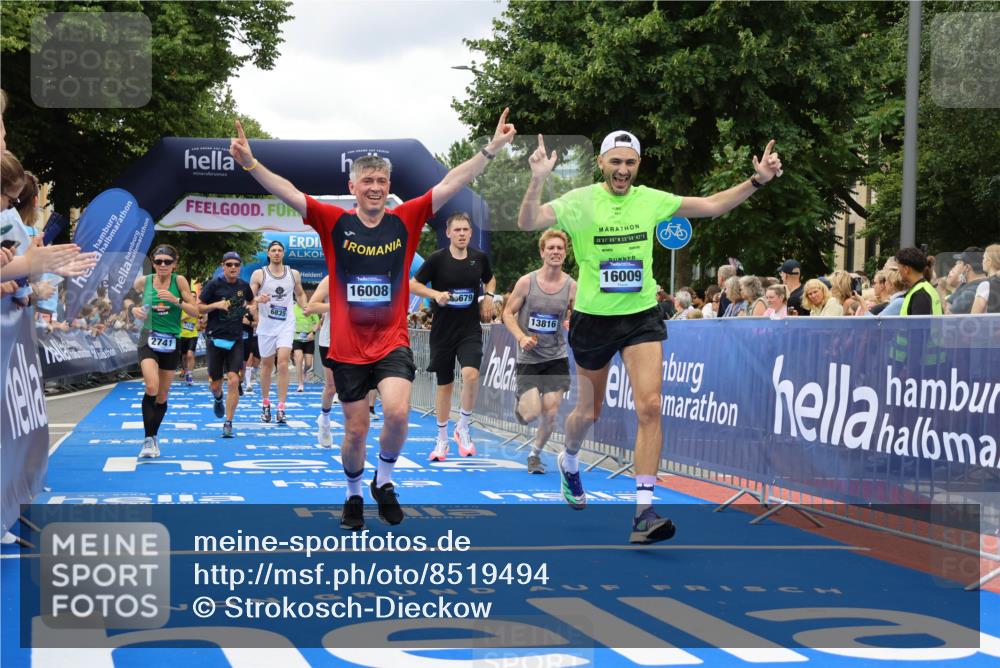 29.06.2025 - hella hamburg halbmarathon Strokosch-Dieckow http://msf.ph/oto/8519494 29.06.2025 10:56:49 Ziel 1955, 2282, 2378, 2741, 2759, 3836, 5418, 6835, 7716, 8825, 8996, 11043, 13816, 14369, 14461, 15097, 15134, 15431, 15712, 16008, 16009, 16043, 16121, 16620, 16679, 17133, 18634 meine-sportfotos.de